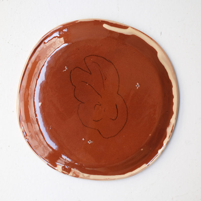 Assiette W25HB01 en faïence rouge D 19,5cm - Multicolore d'Héloise Bariol chez Brutal Ceramics