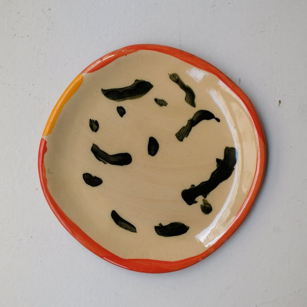 Assiette W25HB03 en faïence rouge D 19,5cm - Multicolore d'Héloise Bariol chez Brutal Ceramics
