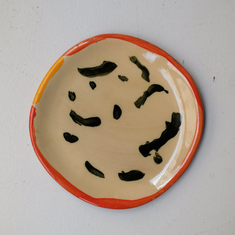 Assiette W25HB03 en faïence rouge D 19,5cm - Multicolore d'Héloise Bariol chez Brutal Ceramics
