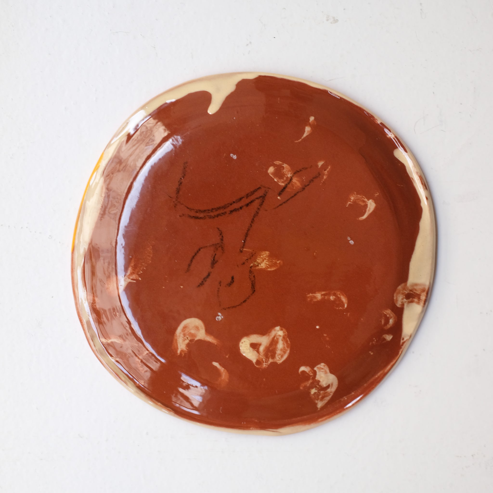 Assiette W25HB03 en faïence rouge D 19,5cm - Multicolore d'Héloise Bariol chez Brutal Ceramics