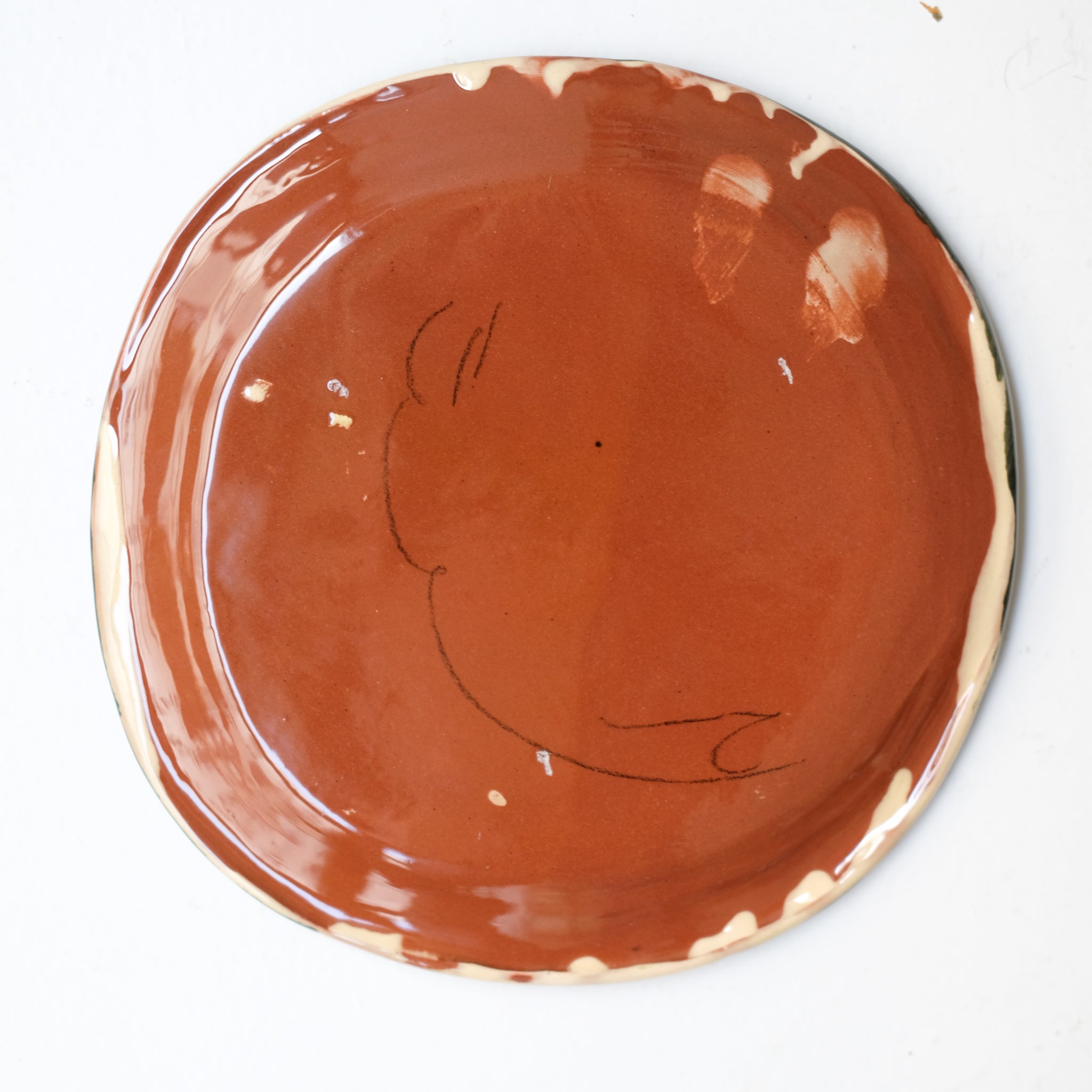 Assiette W25HB05 en faïence rouge D 19,5cm - Multicolore d'Héloise Bariol chez Brutal Ceramics
