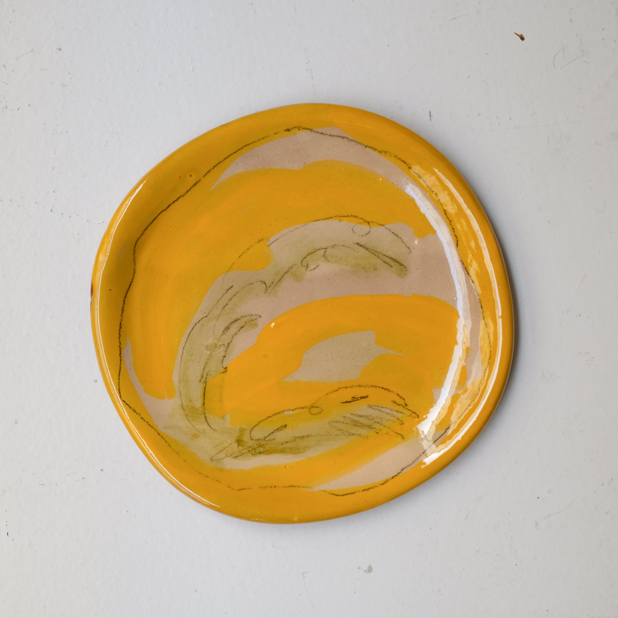 Assiette W25HB06 en faïence rouge D 19,5cm - Multicolore d'Héloise Bariol chez Brutal Ceramics