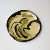 Assiette W25HB06 en faïence rouge D 19,5cm - Multicolore d'Héloise Bariol chez Brutal Ceramics