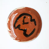 Assiette W25HB06 en faïence rouge D 19,5cm - Multicolore d'Héloise Bariol chez Brutal Ceramics