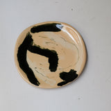 Assiette W25HB08 en faïence rouge D 19,5cm - Multicolore d'Héloise Bariol chez Brutal Ceramics