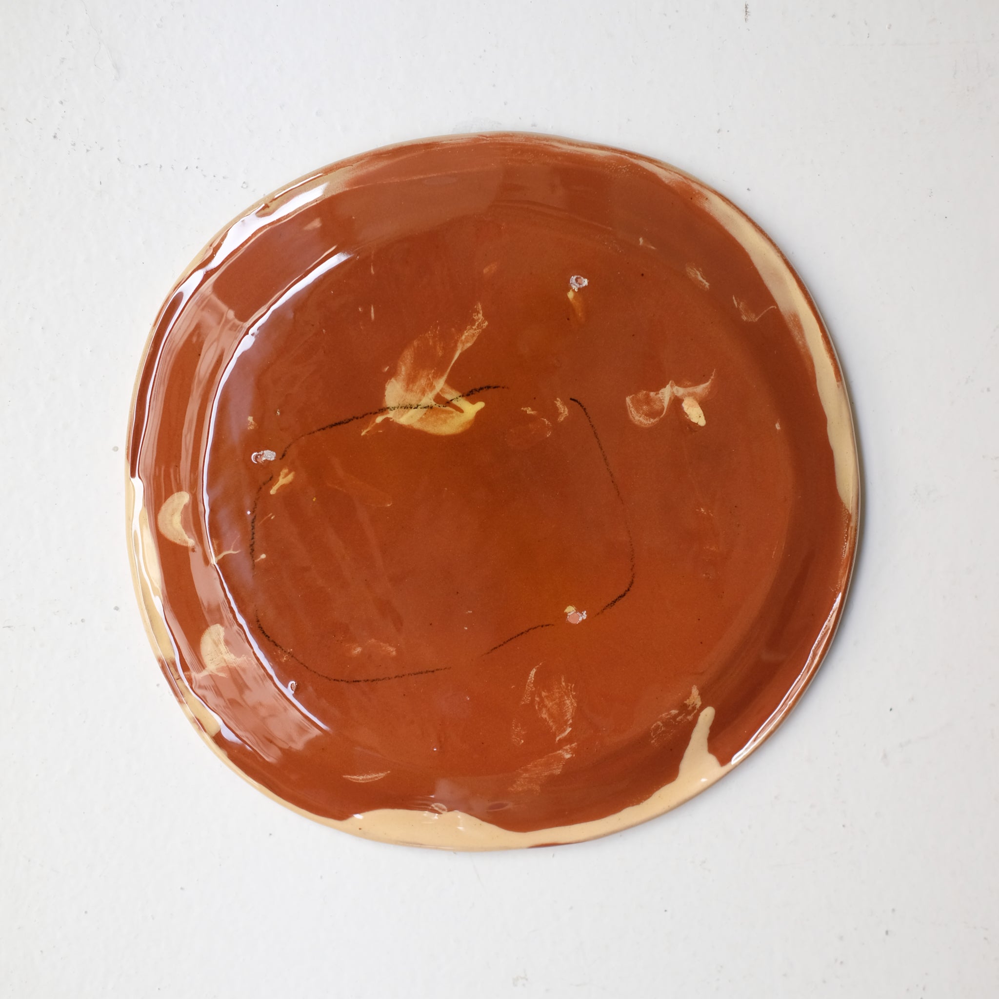 Assiette W25HB08 en faïence rouge D 19,5cm - Multicolore d'Héloise Bariol chez Brutal Ceramics