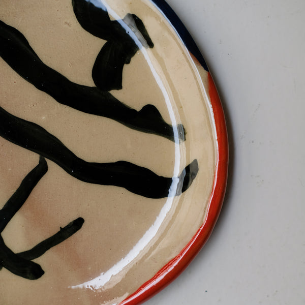 Assiette W25HB10 en faïence rouge D 19,5cm - Multicolore d'Héloise Bariol chez Brutal Ceramics