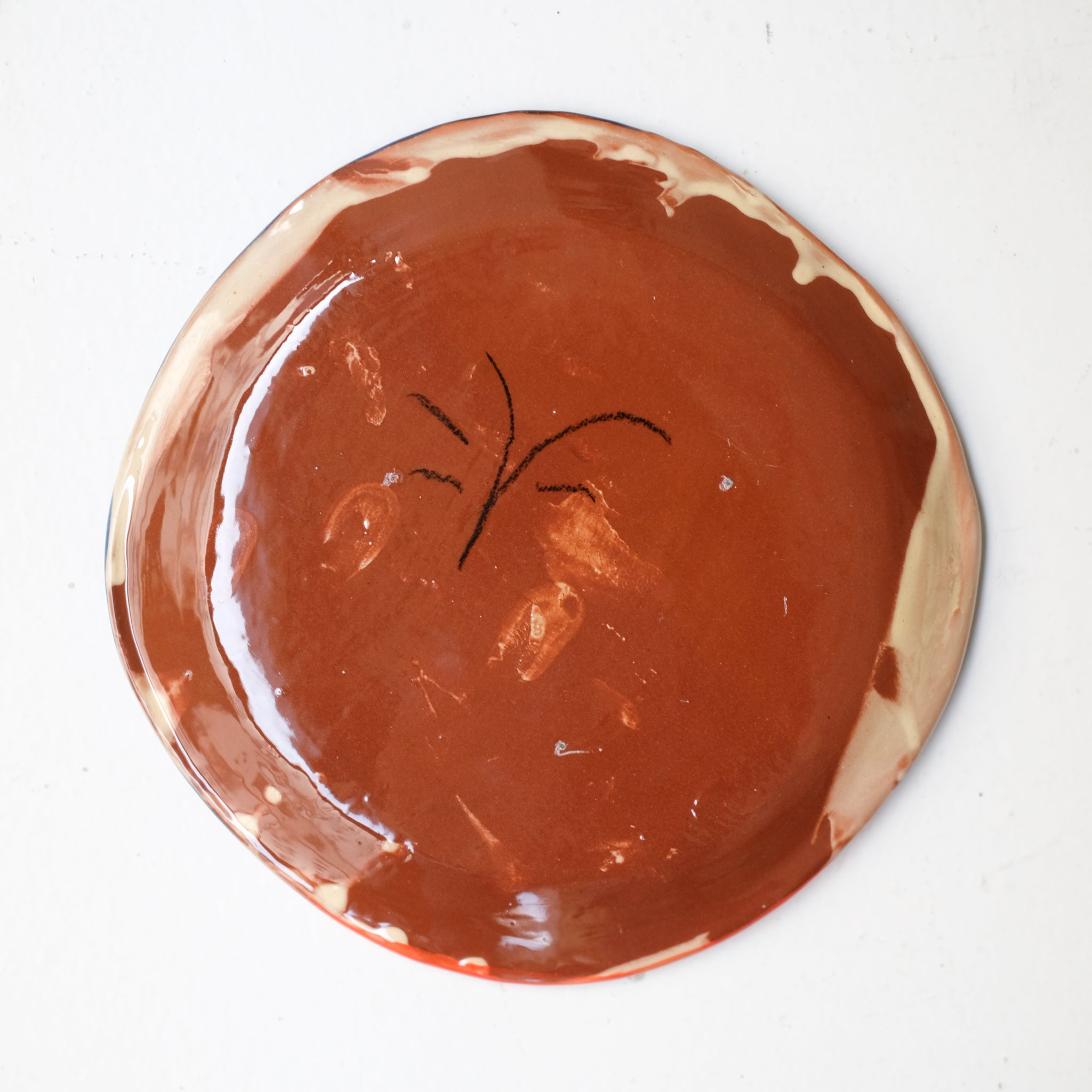 Assiette W25HB10 en faïence rouge D 19,5cm - Multicolore d'Héloise Bariol chez Brutal Ceramics