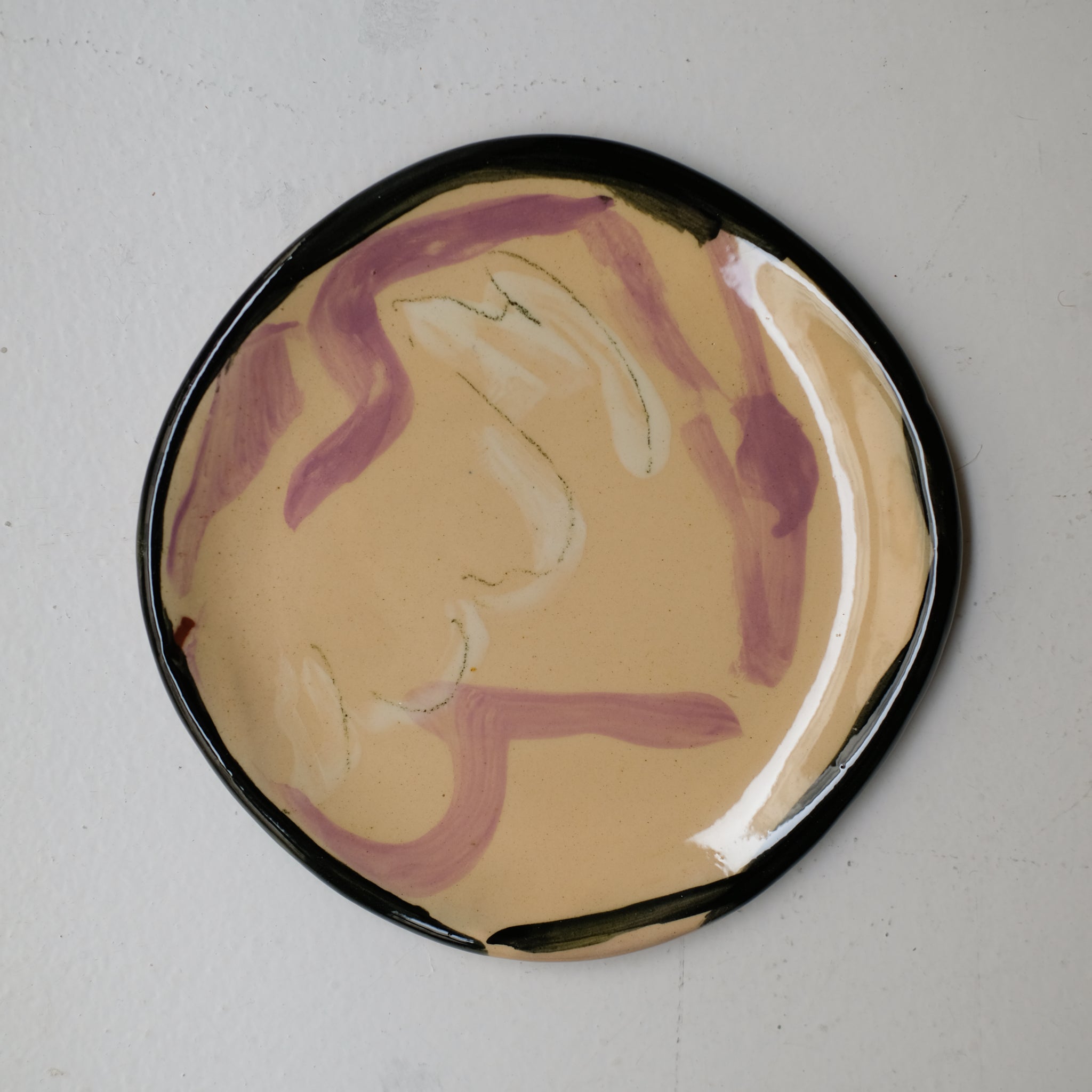 Assiette W25HB13 en faïence rouge D 19,5cm - Multicolore d'Héloise Bariol chez Brutal Ceramics
