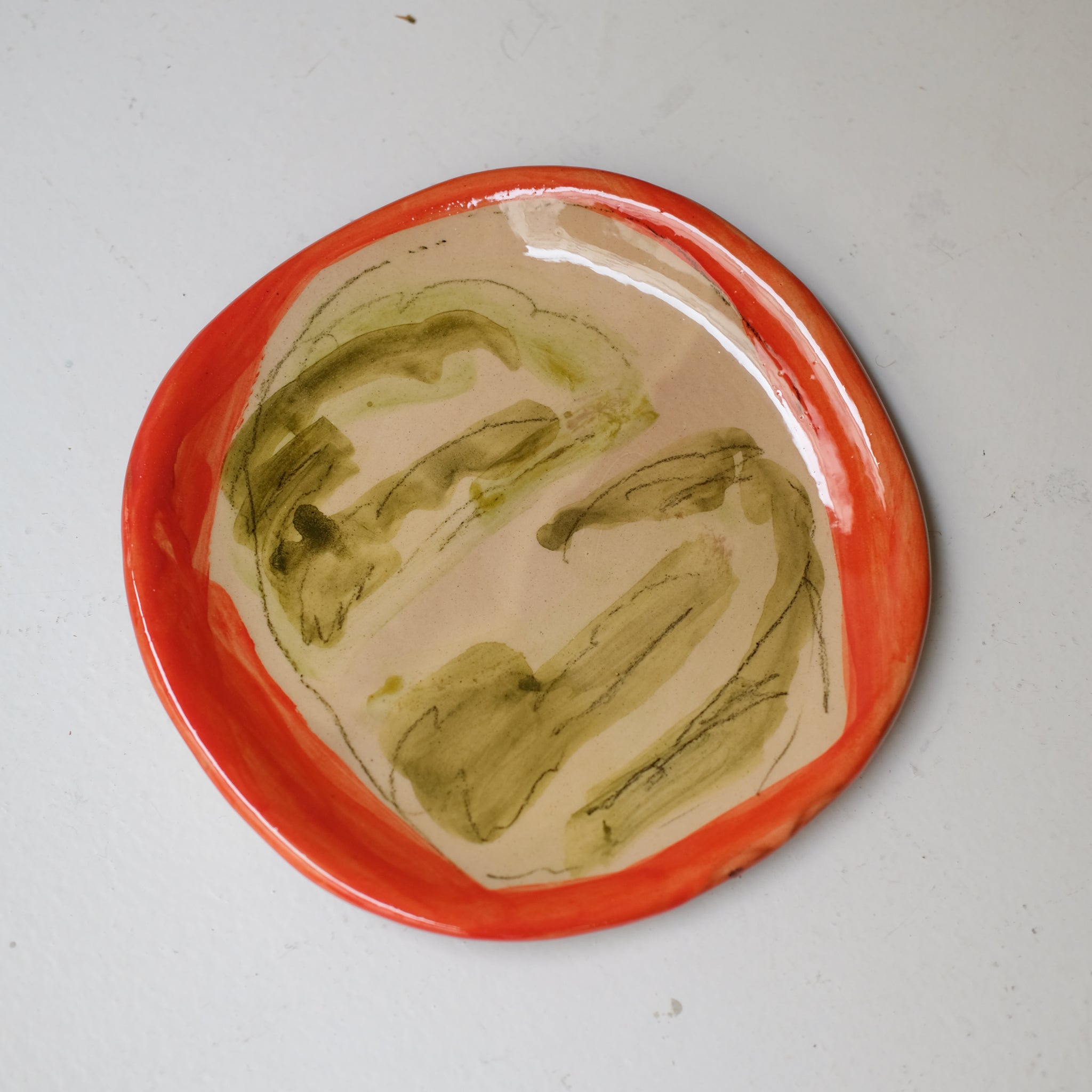 Assiette W25HB14 en faïence rouge D 19,5cm - Multicolore d'Héloise Bariol chez Brutal Ceramics