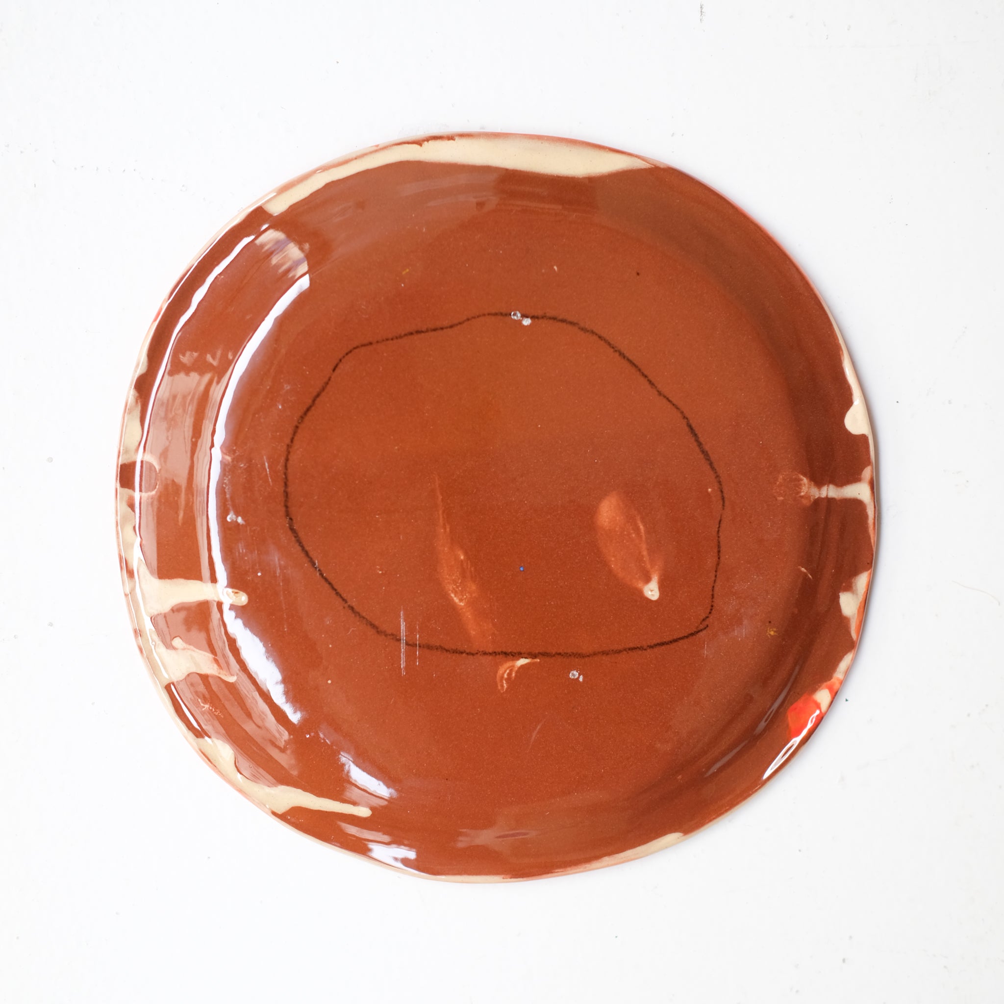 Assiette W25HB14 en faïence rouge D 19,5cm - Multicolore d'Héloise Bariol chez Brutal Ceramics