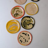 Assiette W25HB06 en faïence rouge D 19,5cm - Multicolore d'Héloise Bariol chez Brutal Ceramics