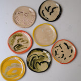 Assiette W25HB03 en faïence rouge D 19,5cm - Multicolore d'Héloise Bariol chez Brutal Ceramics