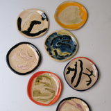 Assiette W25HB11 en faïence rouge D 19,5cm - Multicolore d'Héloise Bariol chez Brutal Ceramics