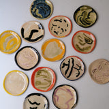 Assiette W25HB02 en faïence rouge D 19,5cm - Multicolore d'Héloise Bariol chez Brutal Ceramics