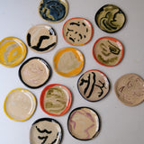 Assiette W25HB12 en faïence rouge D 19,5cm - Multicolore d'Héloise Bariol chez Brutal Ceramics