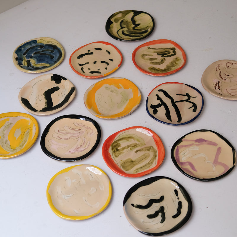 Assiette W25HB09 en faïence rouge D 19,5cm - Multicolore d'Héloise Bariol chez Brutal Ceramics