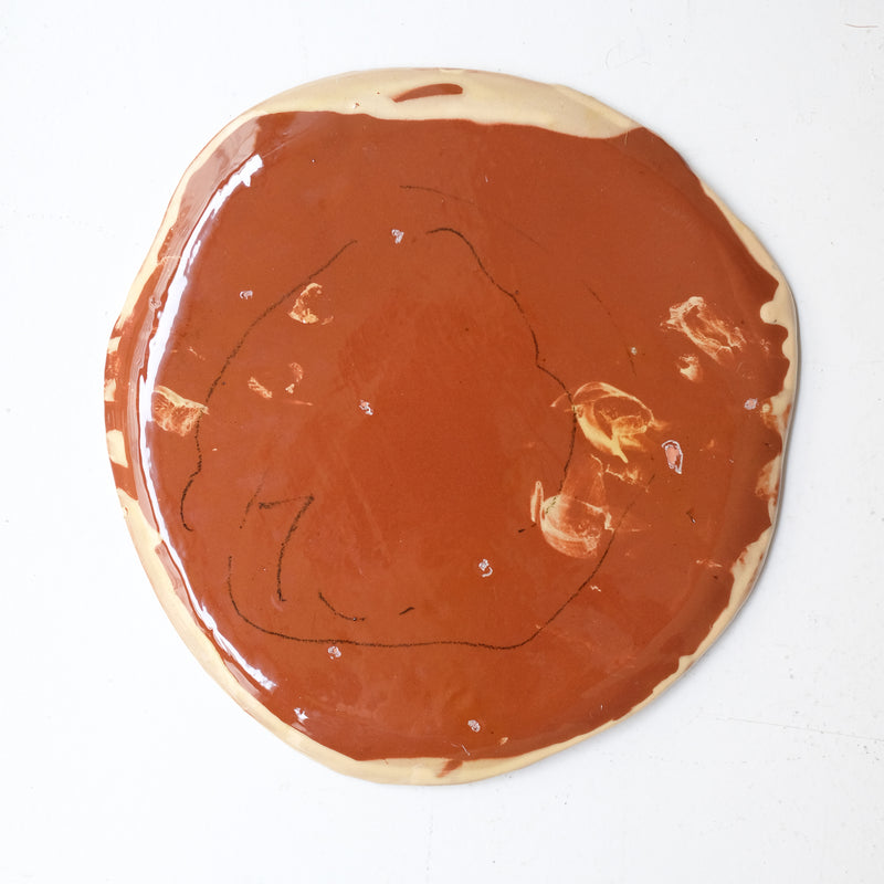 Assiette W25HB18 en faïence rouge D 25cm - Multicolore d'Héloise Bariol chez Brutal Ceramics