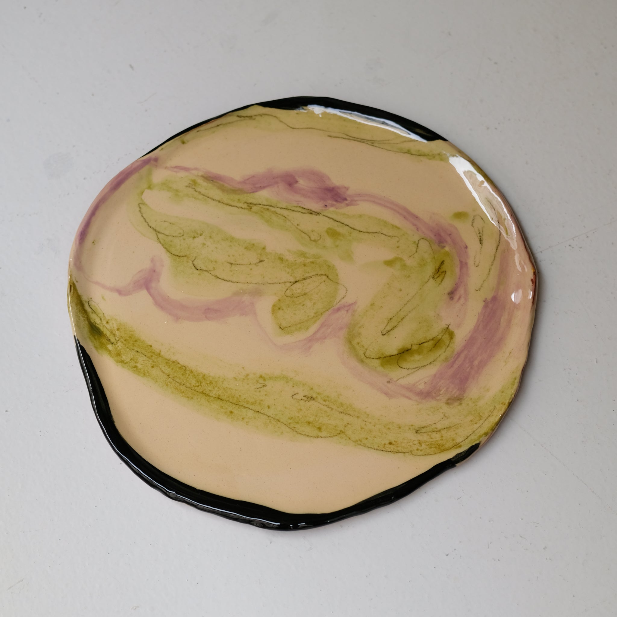 Assiette W25HB27 en faïence rouge D 25cm - Multicolore d'Héloise Bariol chez Brutal Ceramics