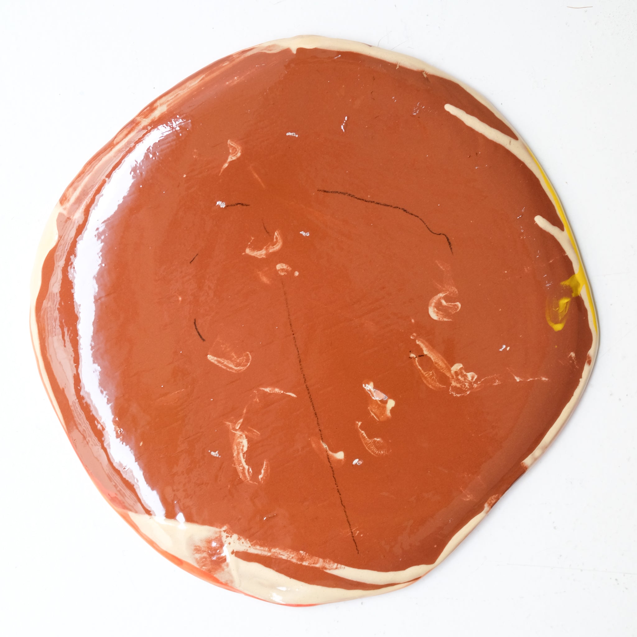 Assiette W25HB28 en faïence rouge D 25cm - Multicolore d'Héloise Bariol chez Brutal Ceramics