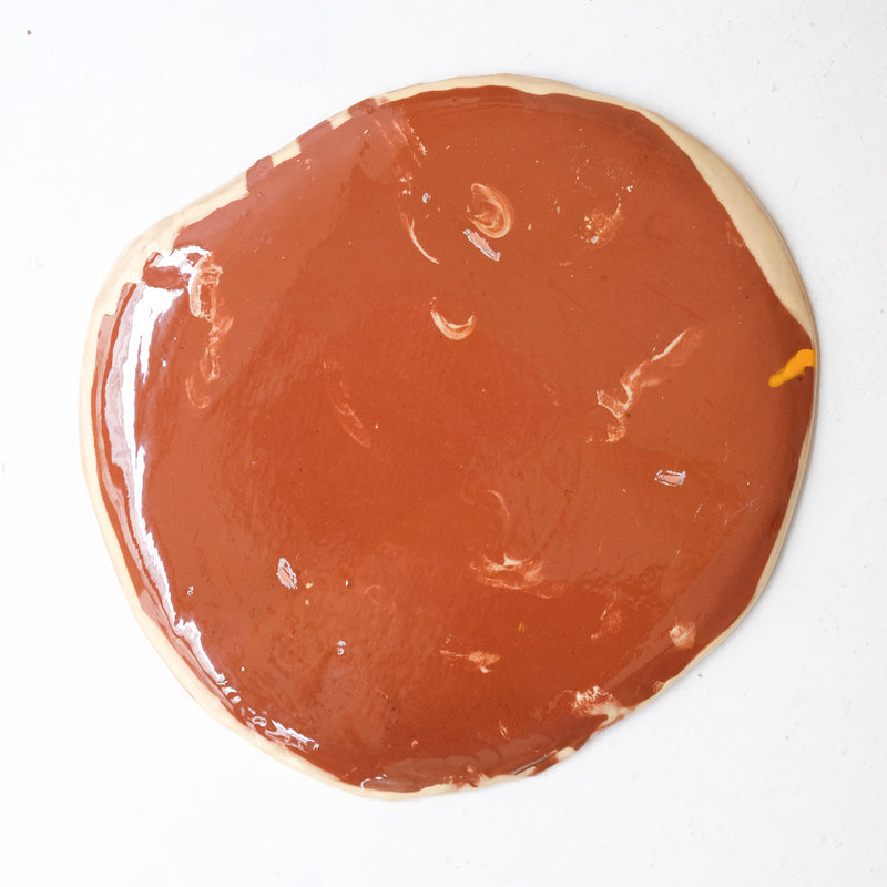 Assiette W25HB29 en faïence rouge D 25cm - Multicolore d'Héloise Bariol chez Brutal Ceramics