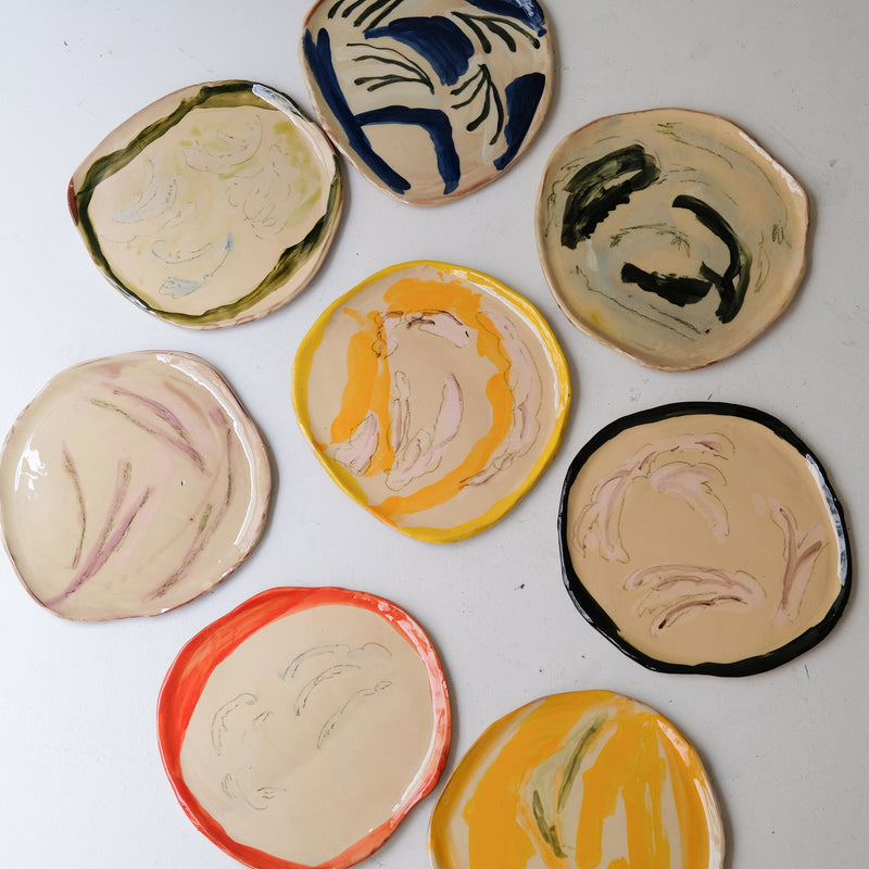 Assiette W25HB20 en faïence rouge D 25cm - Multicolore d'Héloise Bariol chez Brutal Ceramics