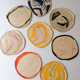 Assiette W25HB19 en faïence rouge D 25cm - Multicolore d'Héloise Bariol chez Brutal Ceramics