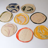 Assiette W25HB20 en faïence rouge D 25cm - Multicolore d'Héloise Bariol chez Brutal Ceramics