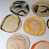 Assiette W25HB19 en faïence rouge D 25cm - Multicolore d'Héloise Bariol chez Brutal Ceramics