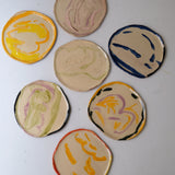 Assiette W25HB25 en faïence rouge D 25cm - Multicolore d'Héloise Bariol chez Brutal Ceramics