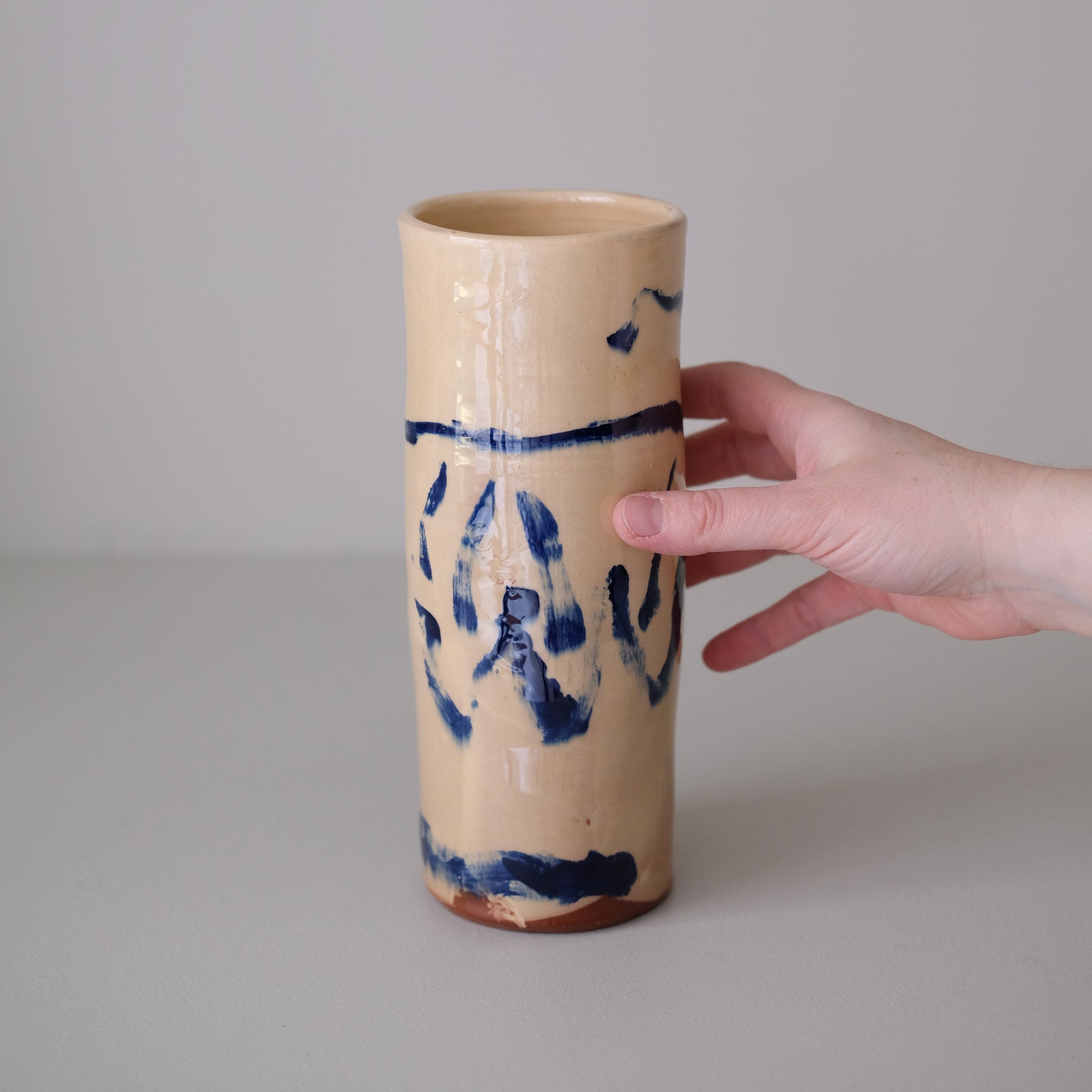 Vase W25HB02 en faïence rouge H 23cm - Multicolore d'Héloise Bariol chez Brutal Ceramics