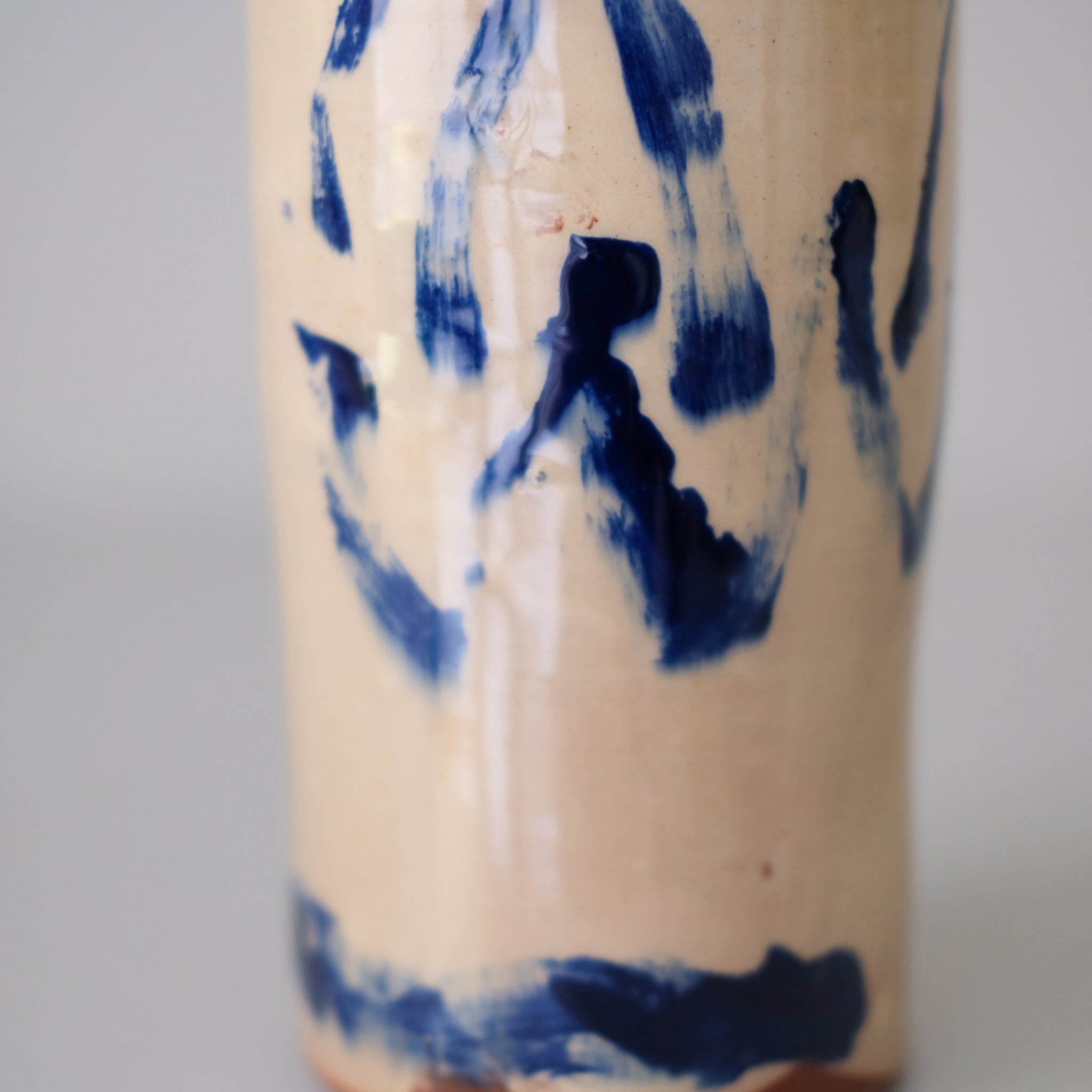 Vase W25HB02 en faïence rouge H 23cm - Multicolore d'Héloise Bariol chez Brutal Ceramics