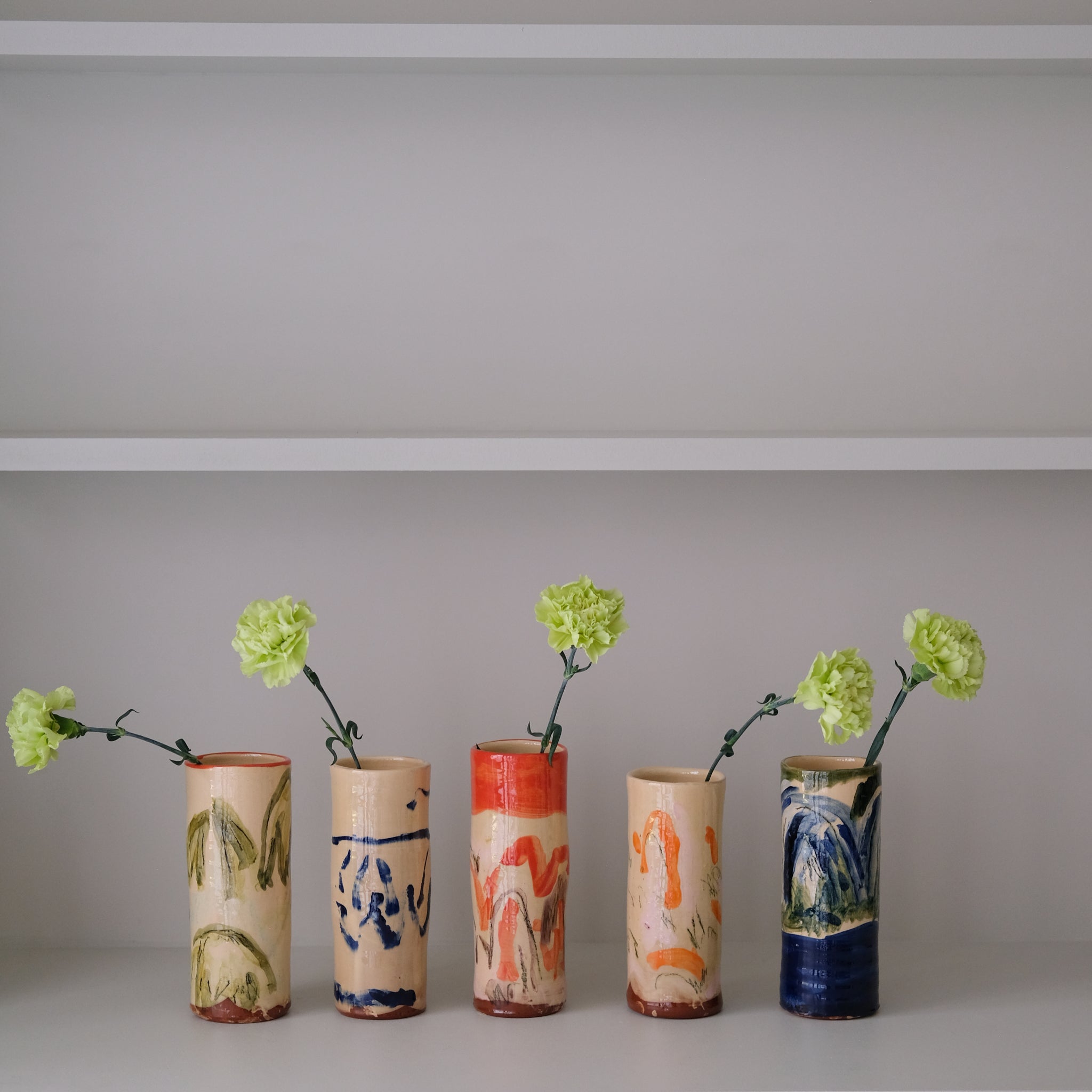Vase W25HB05 en faïence rouge H 23cm - Multicolore d'Héloise Bariol chez Brutal Ceramics