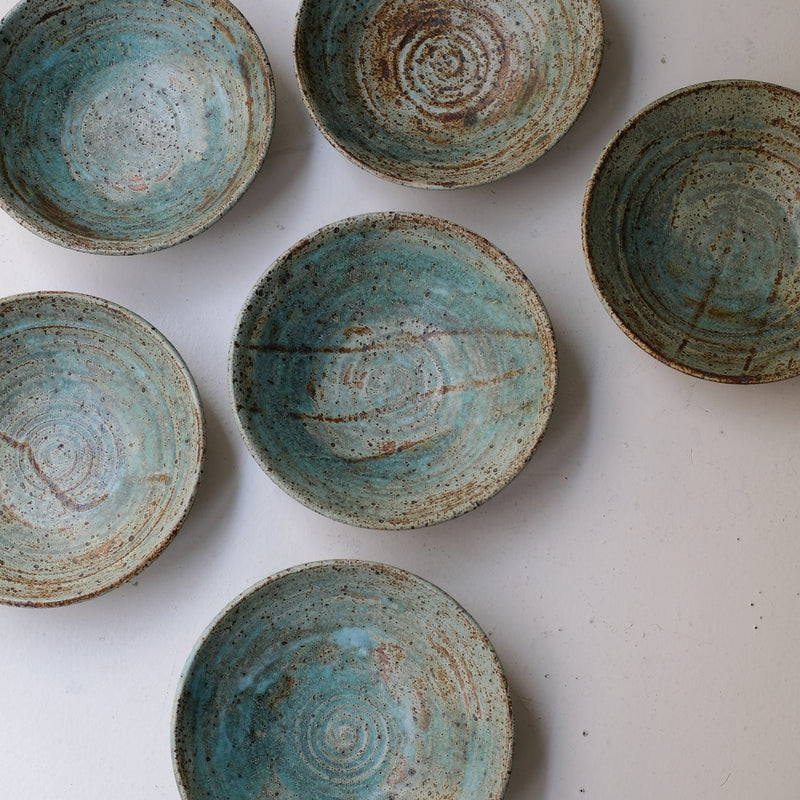 Assiette creuse en grès D 23,5cm  - vert de Julia Gilles chez Brutal Ceramics