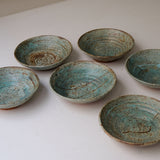 Assiette creuse en grès D 23,5cm  - vert de Julia Gilles chez Brutal Ceramics