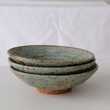 Assiette creuse en grès D 23,5cm  - vert de Julia Gilles chez Brutal Ceramics
