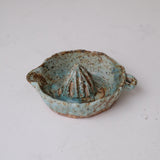 Presse agrumes en grès D 16cm  - vert de Julia Gilles chez Brutal Ceramics