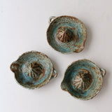 Presse agrumes en grès D 16cm  - vert de Julia Gilles chez Brutal Ceramics