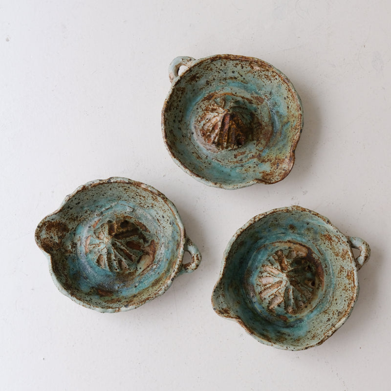 Presse agrumes en grès D 16cm  - vert de Julia Gilles chez Brutal Ceramics