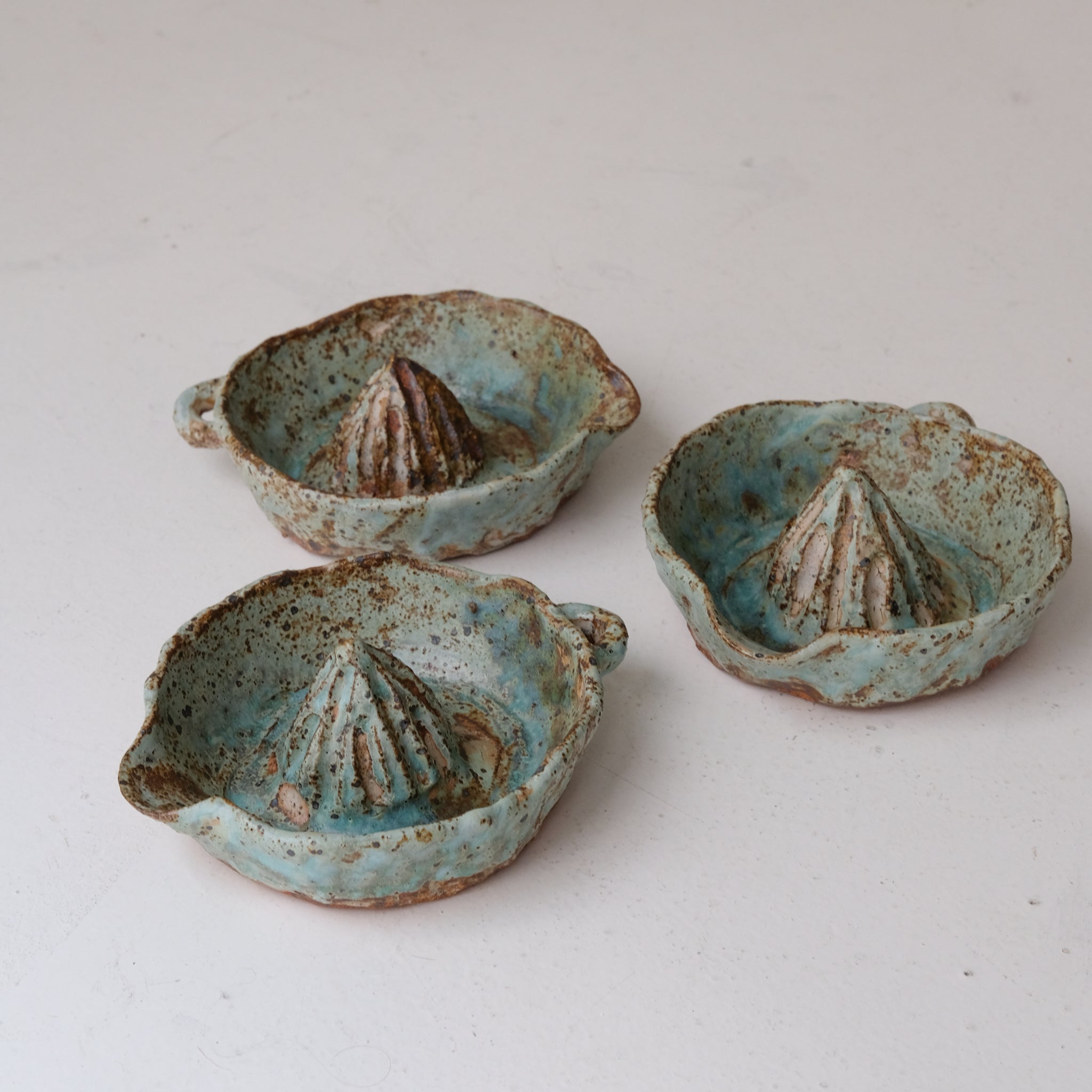 Presse agrumes en grès D 16cm  - vert de Julia Gilles chez Brutal Ceramics