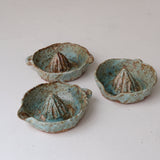 Presse agrumes en grès D 16cm  - vert de Julia Gilles chez Brutal Ceramics