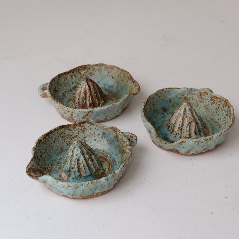 Presse agrumes en grès D 16cm  - vert de Julia Gilles chez Brutal Ceramics