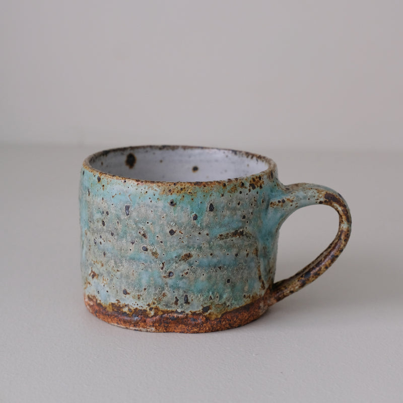 Mug en grès 235 ml - vert de Julia Gilles chez Brutal Ceramics