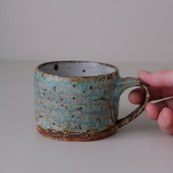 Mug en grès 235 ml - vert de Julia Gilles chez Brutal Ceramics