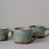 Mug en grès 235 ml - vert de Julia Gilles chez Brutal Ceramics