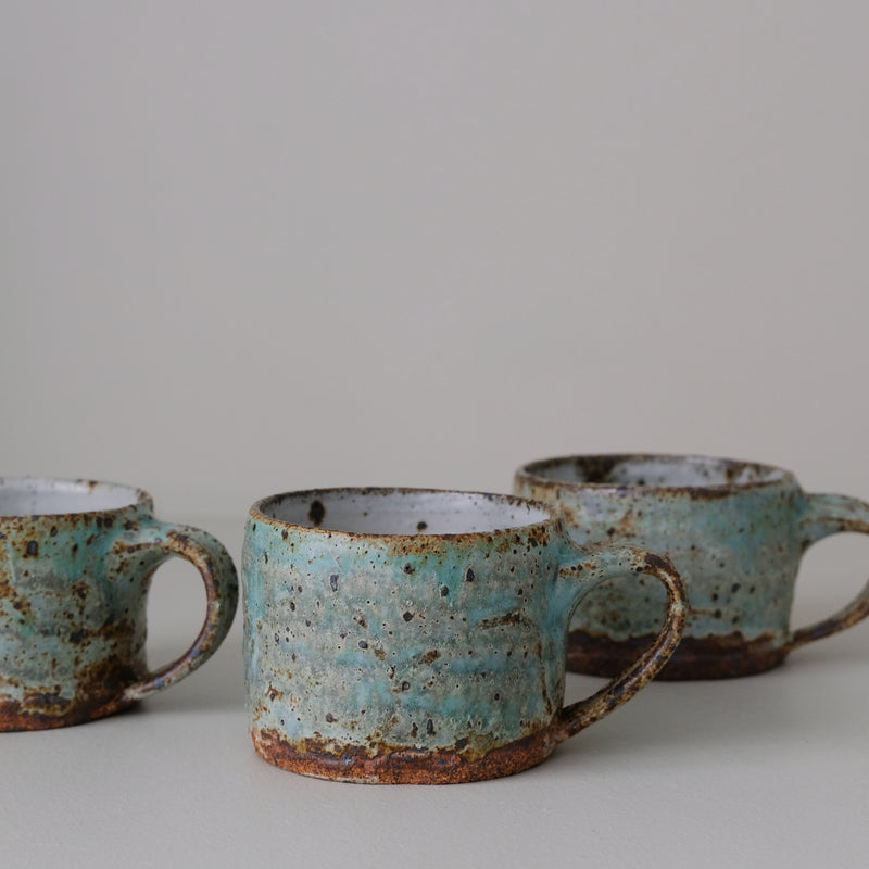 Mug en grès 235 ml - vert de Julia Gilles chez Brutal Ceramics