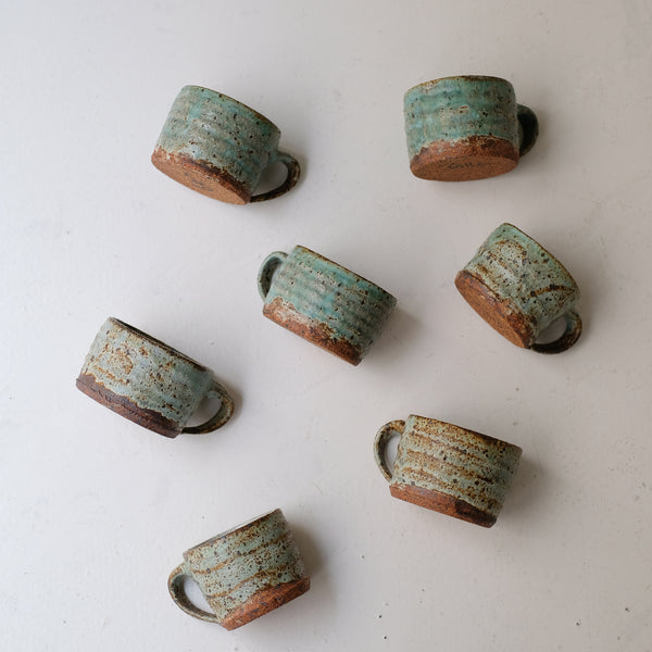 Mug en grès 235 ml - vert de Julia Gilles chez Brutal Ceramics