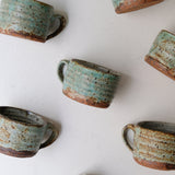 Mug en grès 235 ml - vert de Julia Gilles chez Brutal Ceramics