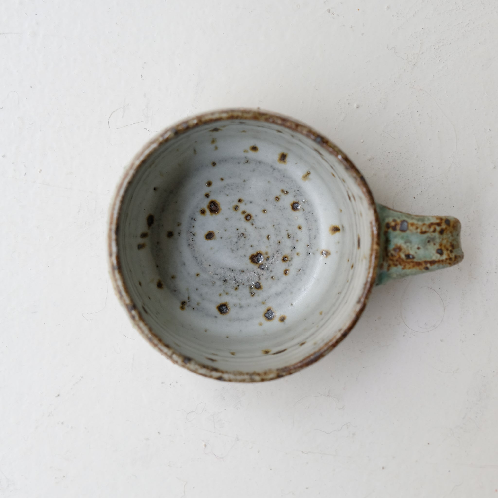Mug en grès 235 ml - vert de Julia Gilles chez Brutal Ceramics