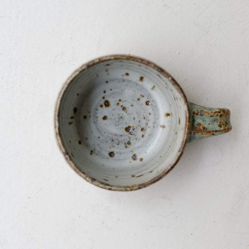 Mug en grès 235 ml - vert de Julia Gilles chez Brutal Ceramics